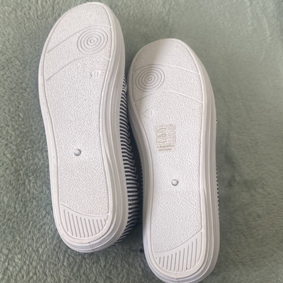 NWT Dark navy and white slip on striped shoe 11 - Picture 6 of 13